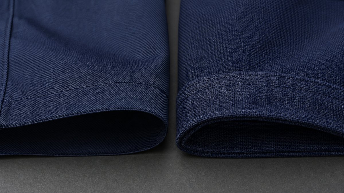 2着の作業服の袖口を並べて生地の織りと厚みを比べた様子