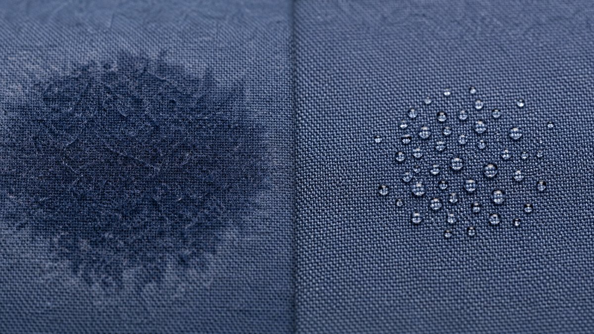 綿とポリエステルの作業服生地で水分の広がりを比べる様子